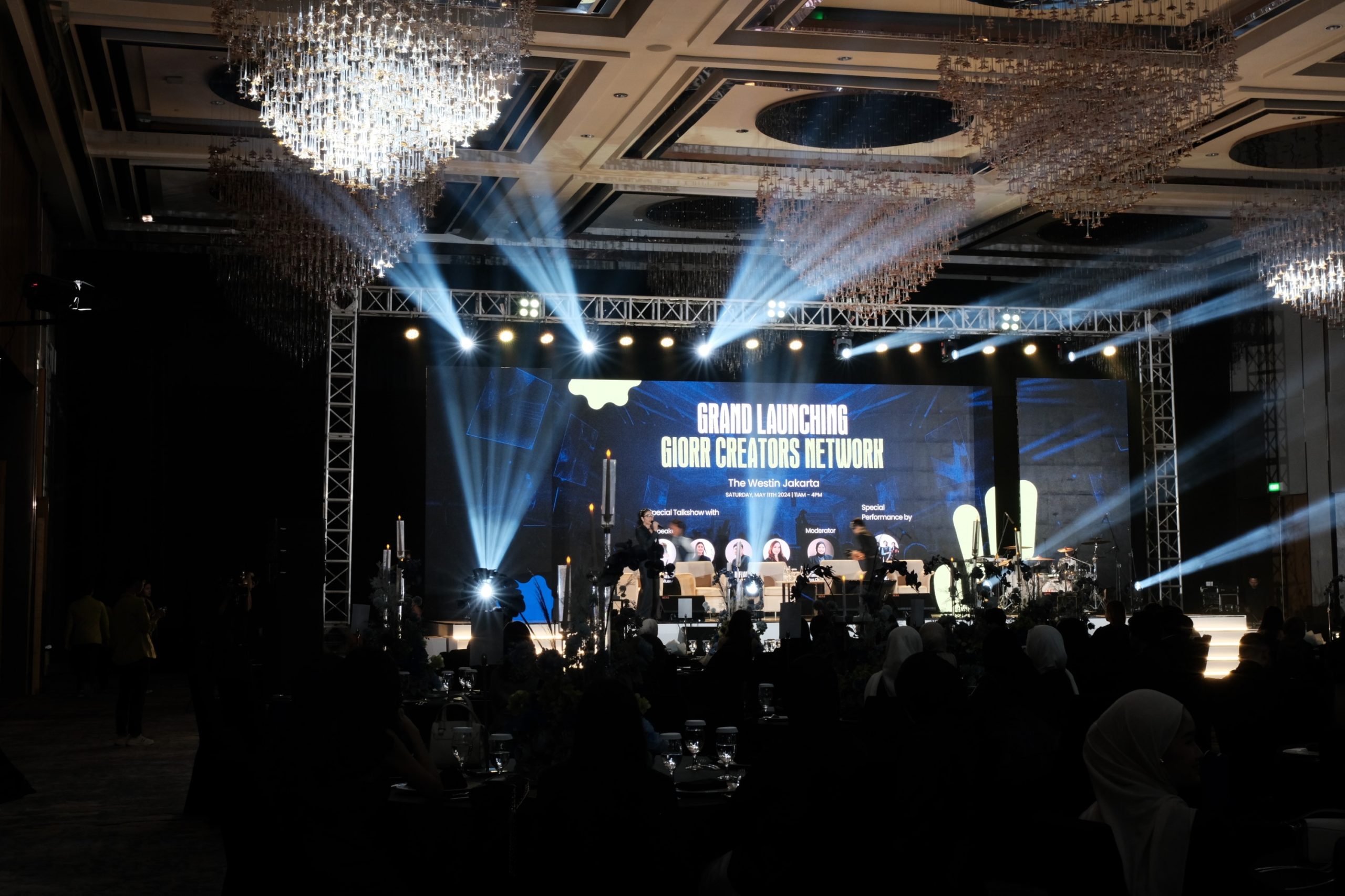 Panggung acara dengan pencahayaan dan multimedia yang dikendalikan oleh show management