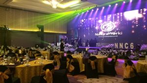 Show management mengatur sinkronisasi multimedia dengan pertunjukan live