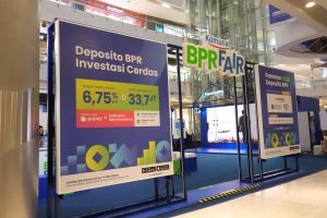 Suasana Komunal BPR Fair 2025 di Central Park Jakarta dengan pengunjung melihat booth edukasi investasi Deposito BPR