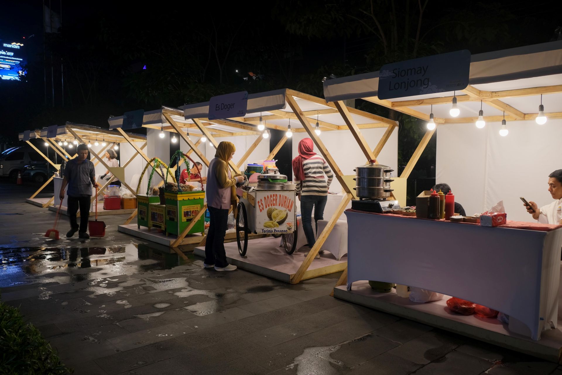 Makanan khas Betawi seperti kerak telor disajikan di booth
